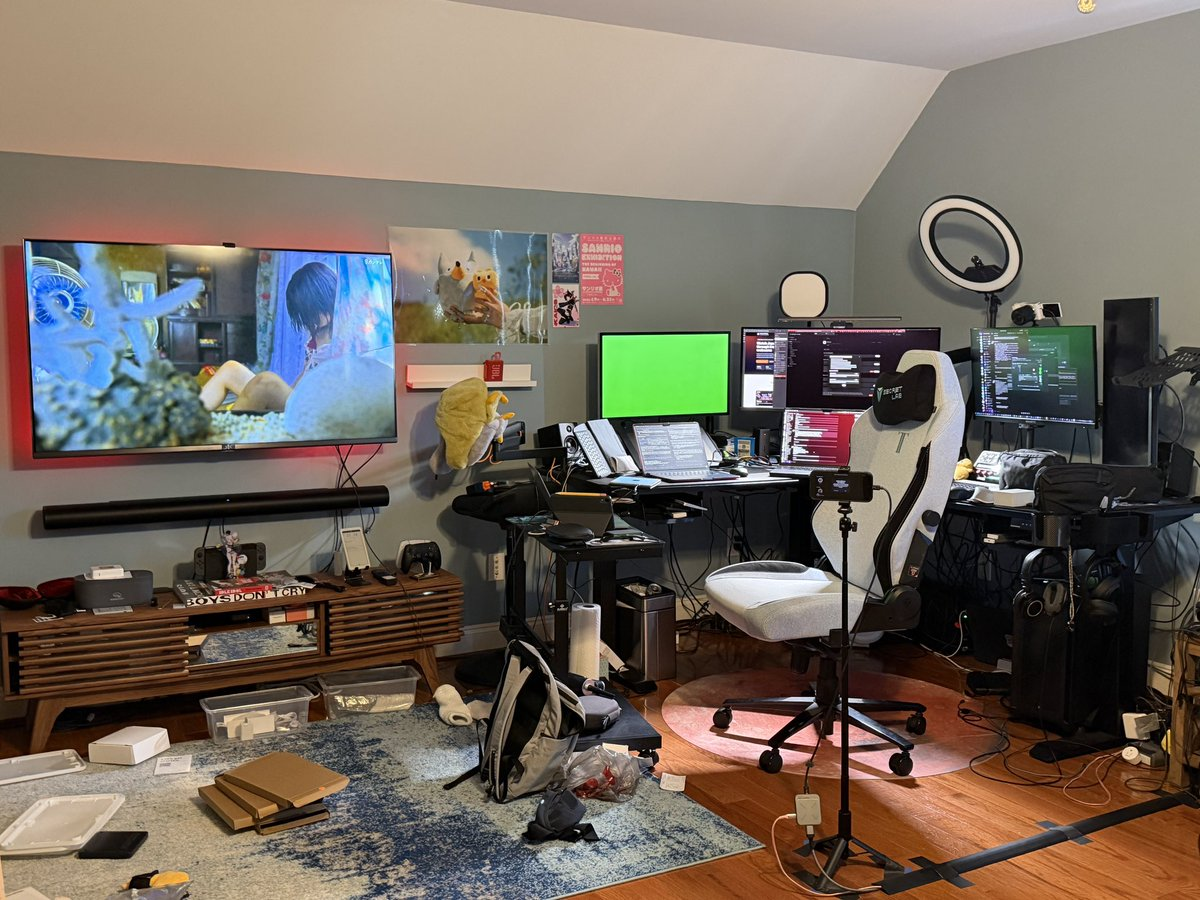 Dense streaming and computing setup with many monitors